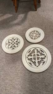 lot 921 image: Metal wall decor set of 3 located in basement