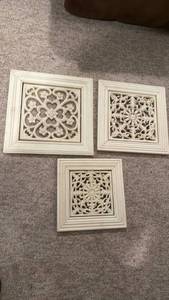 lot 922 image: Metal wall decor set of 3 located in basement