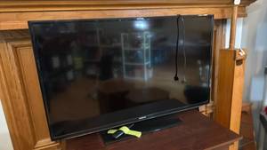 lot 925 image: Samsung tv 46 inch with remote