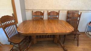 lot 930 image: Beautiful oak claw foot dining table 29x60x42, 6 chairs and leaf 42x18