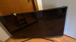 lot 931 image: Samsung 55 inch tv with remote
