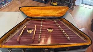 lot 1034 image: Hammered dulcimer 37x15.5 with case