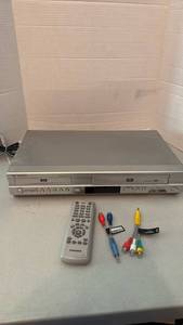 lot 1044 image: Samsung DVDVCR Combo player with remote
