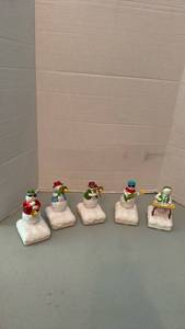 lot 1055 image: Hallmark Snowman Caroler Figurines Set of 5 with Musical Base