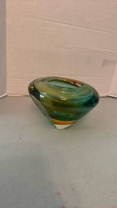 lot 1059 image: Glass bowl features the sommerso technique, showcasing layered green and amber colors heavy 4x8