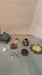 lot 1068 image: Candle holders, tea lights and more