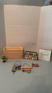lot 1071 image: Teacher-Themed Decorative Lot Ruler Box Signs Ornaments Figurines 6 Pieces