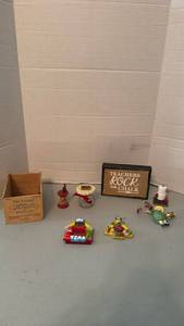 lot 1072 image: Teacher Themed Decorative Ornaments and Accessories Lot
