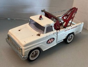 lot 1081 image: Tonka AAA Wrecker Truck 24 Hr. Service Tow Truck Toy