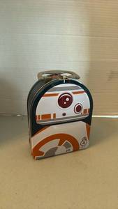 lot 1085 image: Star Wars themed tin lunch box