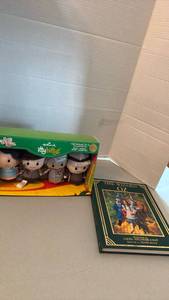 lot 1086 image: Hallmark itty bittys The Wizard of Oz Collector Set 4-Pack Dorothy Scarecrow Tin Man Cowardly Lion and book