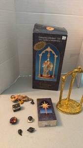 lot 1138 image: Fontanini Collectors Club 2003 Symbol of Membership Estella with Cathedral Arch with Star and accessories