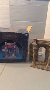 lot 1149 image: Fontanini Lighted Pillared Entrance for Heirloom Nativity Figures 10 inches tall