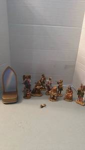 lot 1151 image: Fontanini figurines and musical display base 8 inches tall