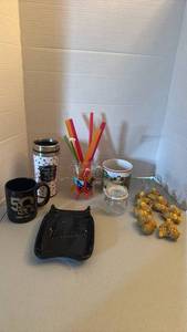 lot 1212 image: Mugs, straws, Jar, spoon rest and , corn on the cob Place Card Holders