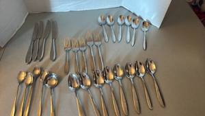 lot 1228 image: Oneida silver ware set 28 pieces