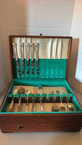 lot 1230 image: Rogers Bros 1847 Flatware silver plated Set with Case 31 pieces