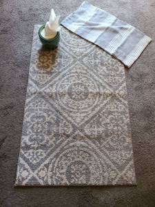 lot 1434 image: Rug 27x45, single curtain valance, ceramic flowerpot tissue dispenser