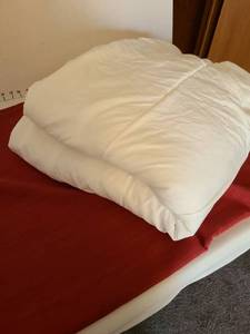 lot 1440 image: Summer comforter, full size, white.