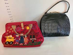 lot 1468 image: Ladies handbags
