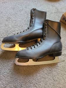 lot 1477 image: Black ice skates, size 10.