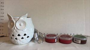 lot 1524 image: Yankee Candle Owl Mug Warmer with 3 Easy Meltcups