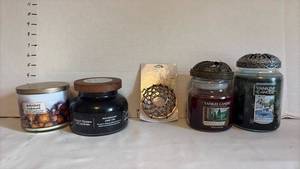 lot 1530 image: Candles, Bath & Body Works, Better Homes & Gardens, Yankee Candles, and Ilumma-Lids