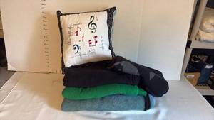 lot 1533 image: 4 Throw Blankets and Throw Pillow