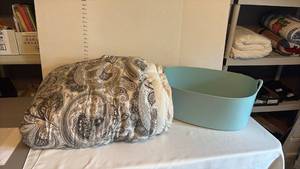 lot 1534 image: Full Queen Comforter and Aqua Tub