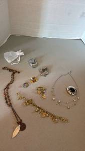 lot 1802 image: Womens jewelry with smart watch band