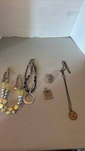 lot 1804 image: Womens jewelry
