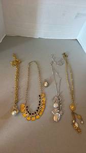 lot 1805 image: Womens jewelry