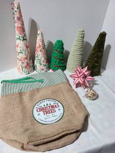 lot 3014 image: Christmas decor and ornaments