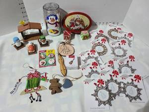 lot 3016 image: Christmas ornament picture frames and more.