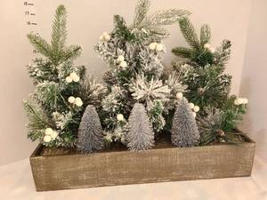 lot 3021 image: Christmas tree decor, 16x22x7