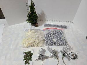 lot 3022 image: Christmas decor.