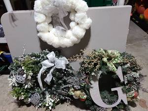 lot 3028 image: 3 wreaths