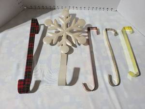 lot 3033 image: Wreath hangers