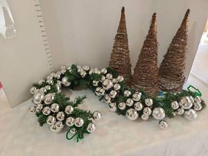 lot 3039 image: Christmas decor.
