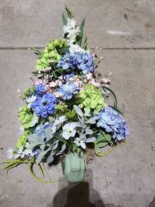 lot 3045 image: Faux flowers