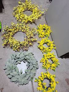 lot 3046 image: 7 summer wreaths