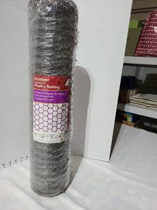 lot 3048 image: Roll of poultry netting, 23in x 30ft