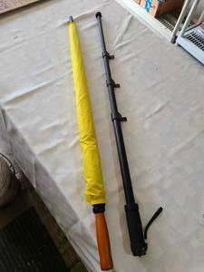 lot 3051 image: Extendable Targus TG-MP6710 walking stick and yellow umbrella