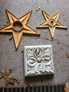 lot 3072 image: Lot of 3 Decorative Wall Ornaments Star and Floral Motifs
