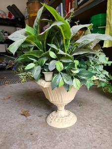 lot 3075 image: Heavy planter, with faux greenery.