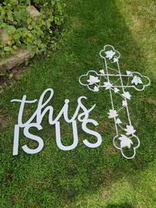 lot 3080 image: Fence decor