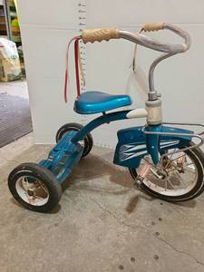 lot 3100 image: Vintage Blue Metal Tricycle with Curved Handlebars and Pedals