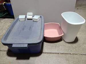 lot 3106 image: Runbermaid Roughneck tote, plastic trash can, more