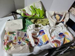 lot 3121 image: Reusable canvas bags.