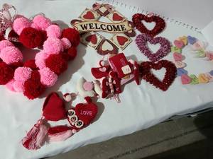 lot 3205 image: Valentine decor.